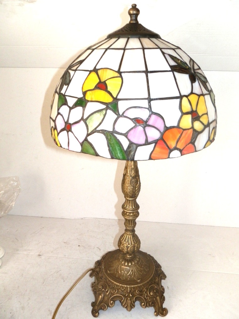 Lampada da tavolo in ottone brunito con vetro tiffany altezza 60 cm