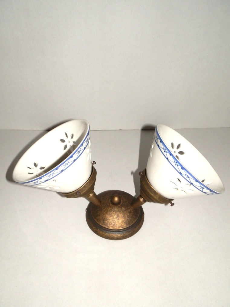 Plafoniera a due luci in ottone brunito con ceramicha bianco/blu