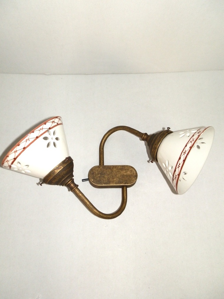 Plafoniera a due luci in ottone brunito con ceramiche traforate bianco/marrone