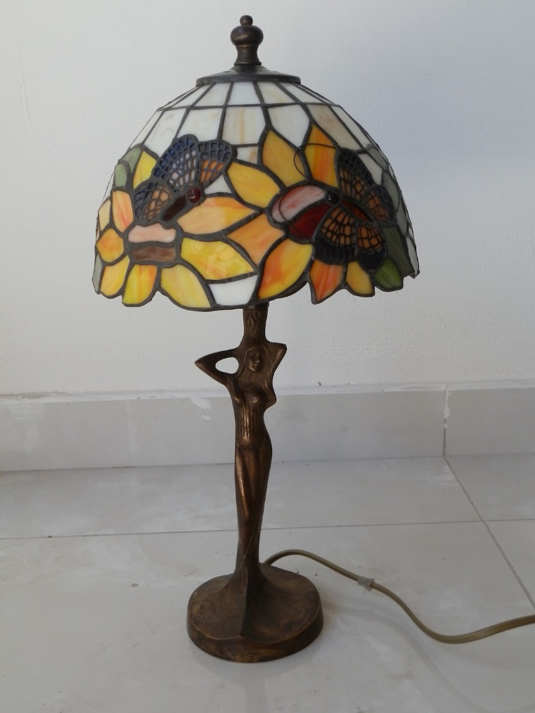 Lampada da tavolo abat-jour con vetro tiffany farfalle e base donna