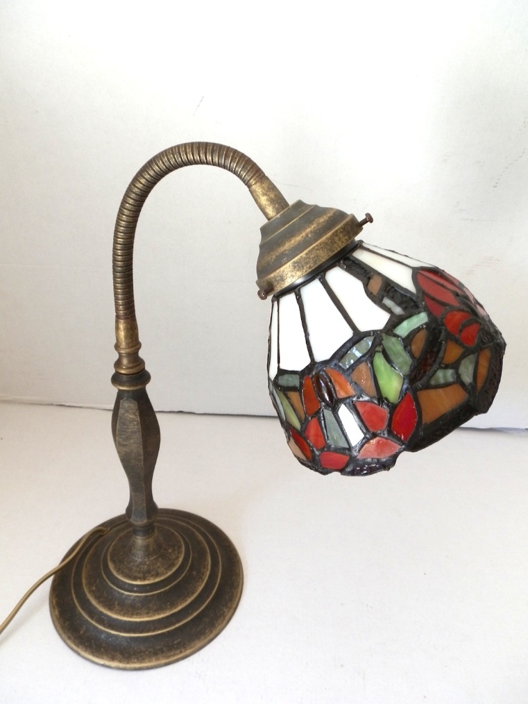 Lampada da tavolo stile impero in ottone brunito con vetro Tiffany con rose