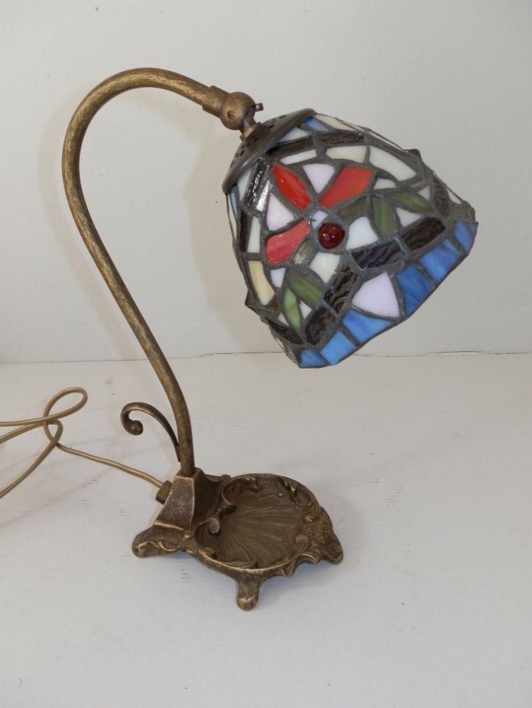 Lampada in ottone con base a conchiglia e vetro Tiffany