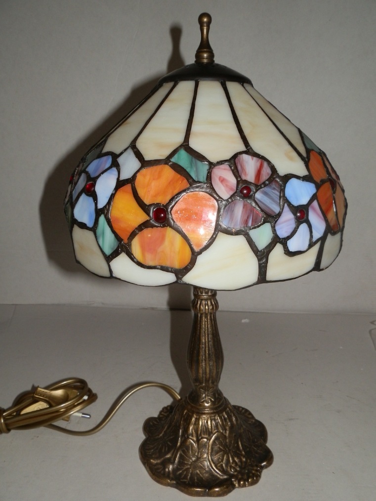 Lampada da tavolo abat-jour in ottone con vetro tiffany decorato