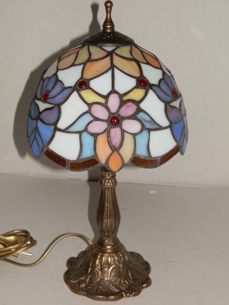 Lampada da tavolo in ottone spazzolato con vetro tiffany