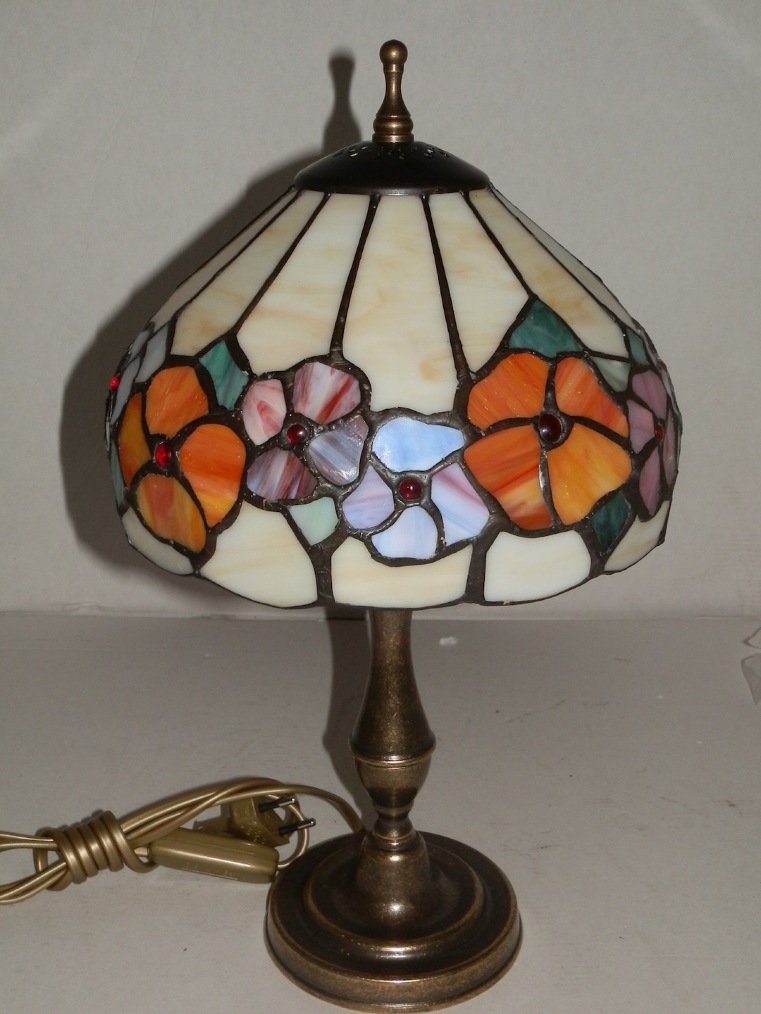 Lampada in ottone spazzolato con vetro tiffany da tavolo