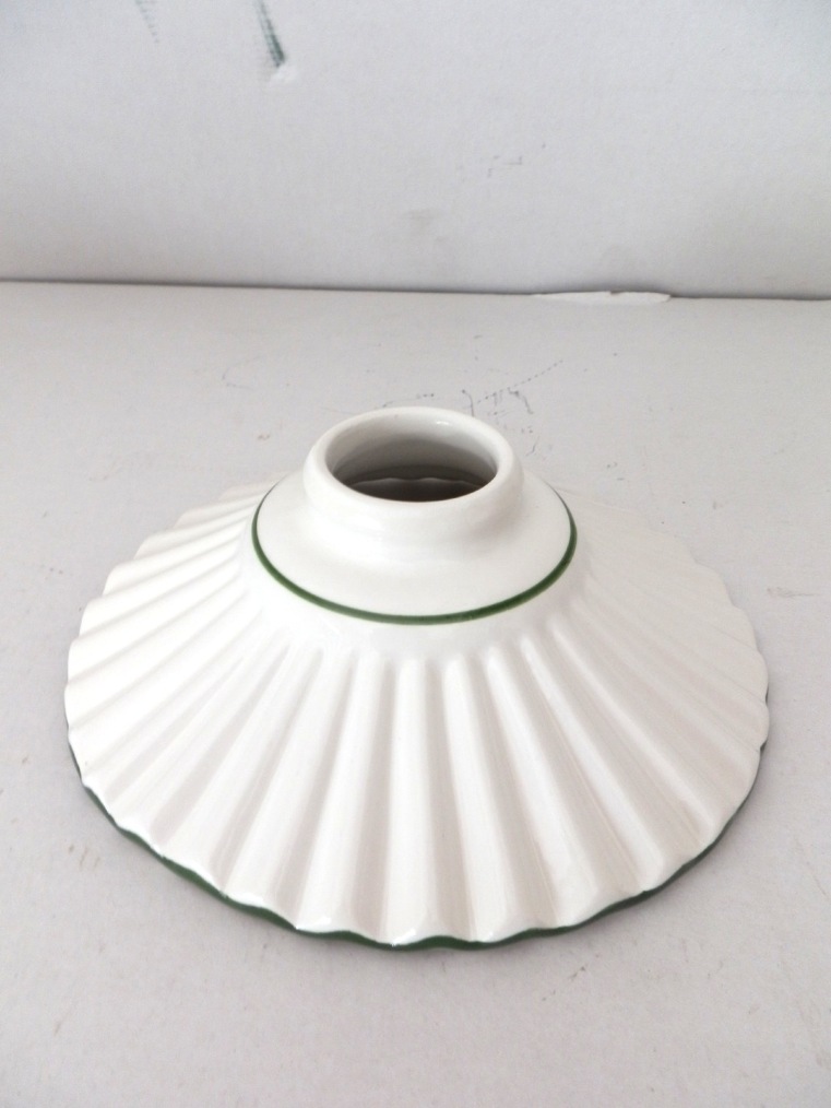 Ceramica Bianca bordo verde per lampadari ed applique in ottone 20 cm