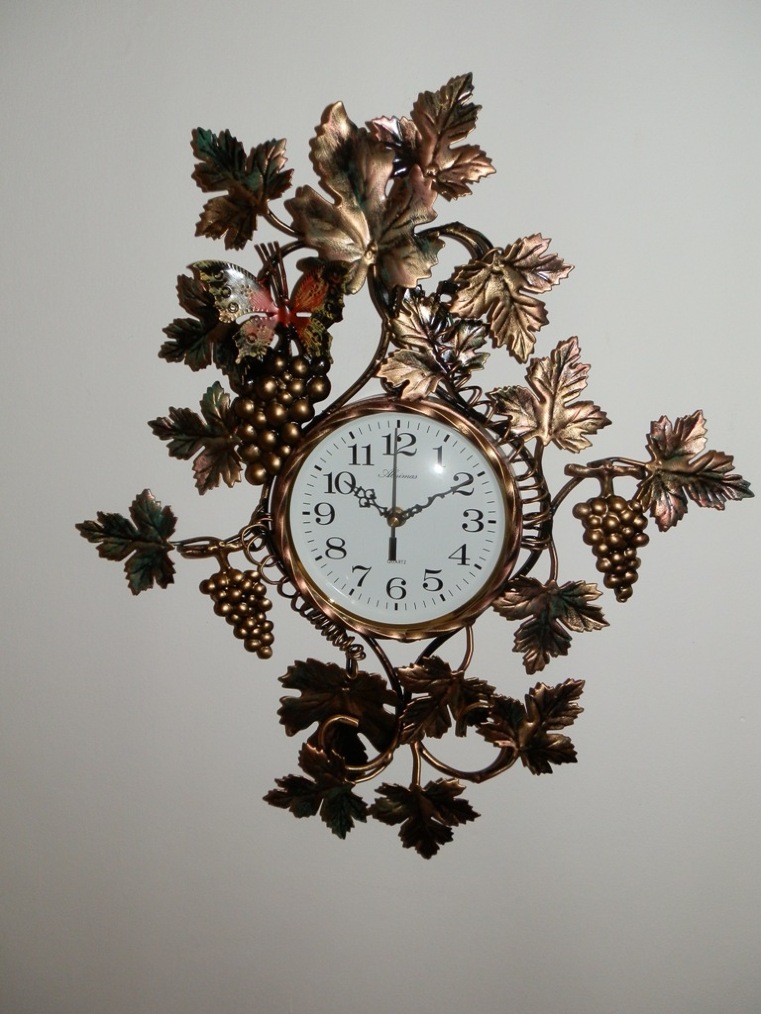 Orologio in ferro battuto con decorazione di Uva