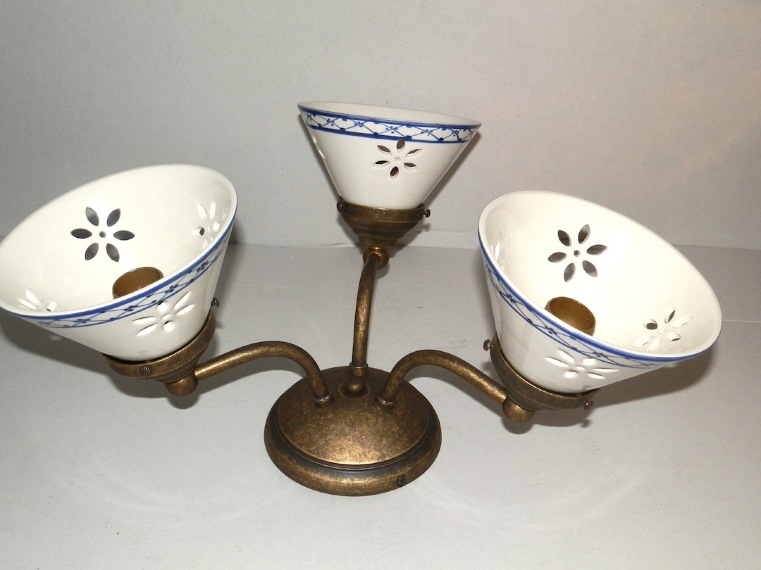 Plafoniera in ottone brunito a 3 luci con ceramiche bianche traforate blu