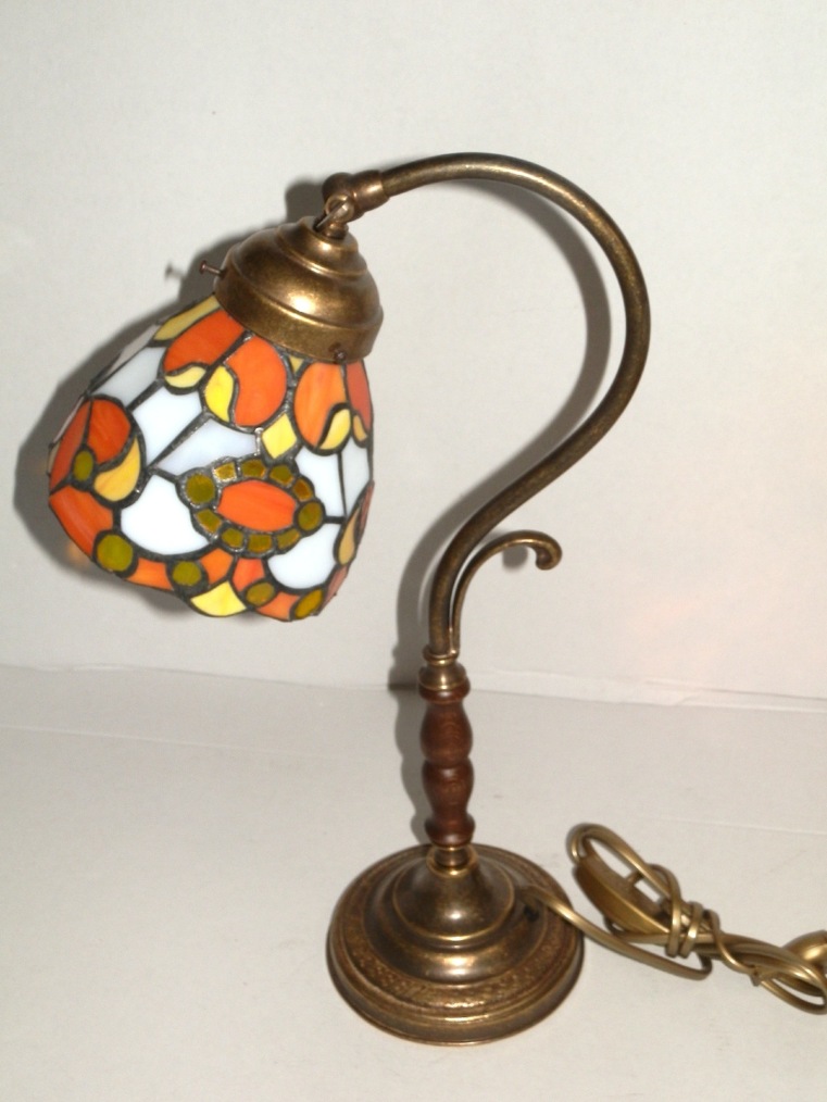 Lampada da tavolo abat-jour in ottone con vetro tiffany arancio