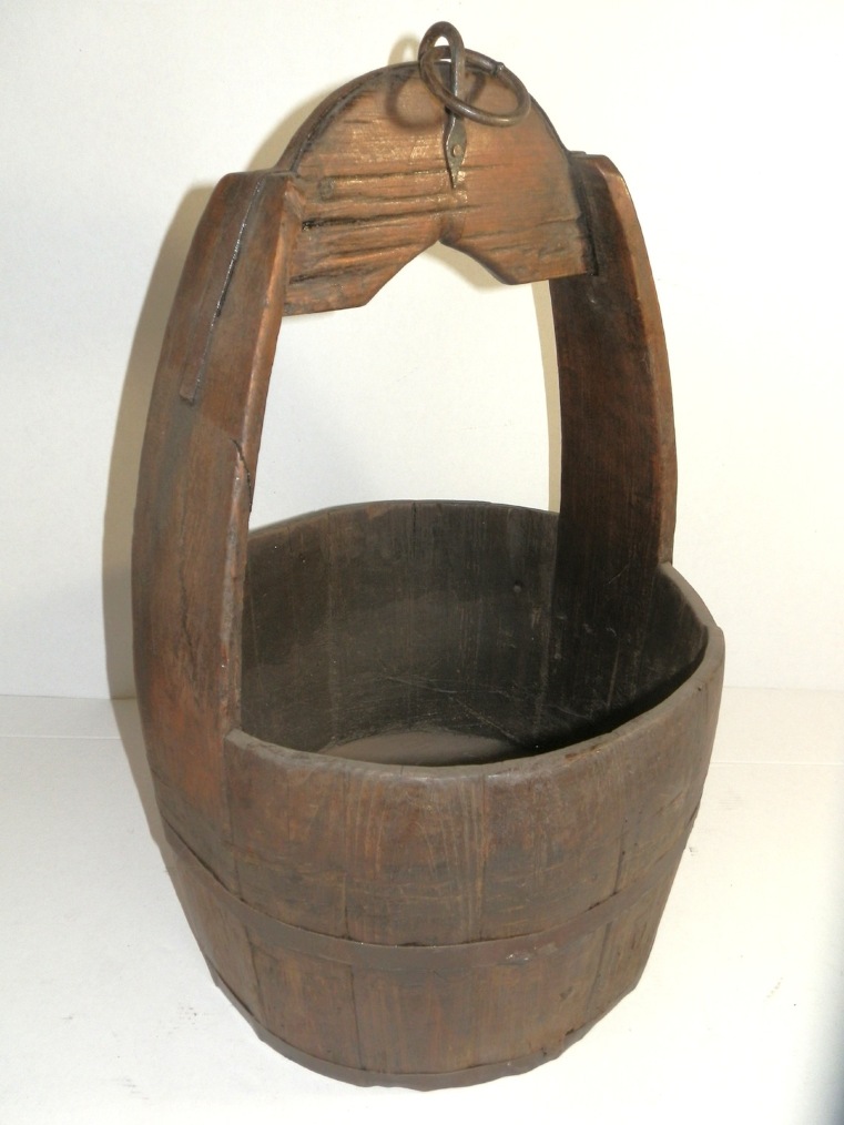 Antico Secchio per acqua del pozzo in legno con rinforzi in ferro