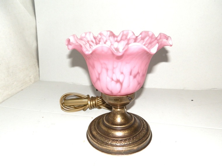 Lampada in ottone con vetro a petali rosa