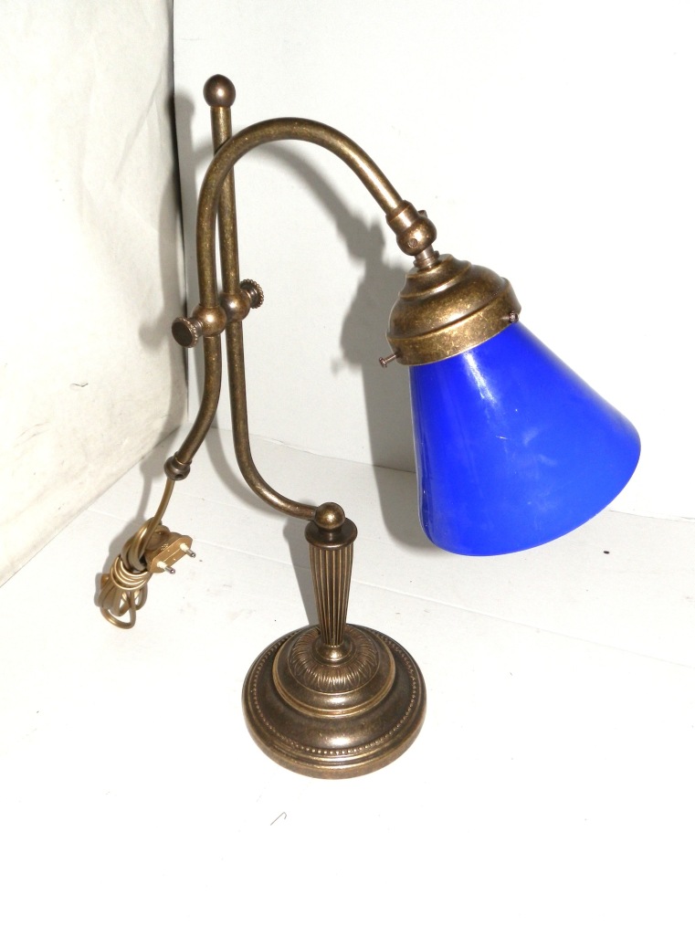 Lampada da tavolo in ottone con base rigata e vetro blu