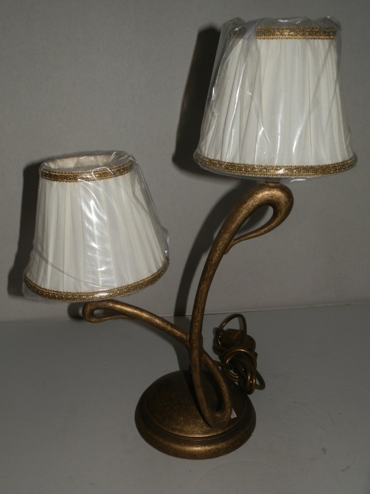 Lampada da tavolo in ottone brunito con due paralumi in stoffa