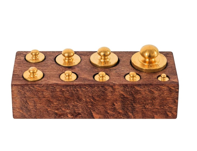 Zoccoletto in legno con 9 pesetti in ottone
